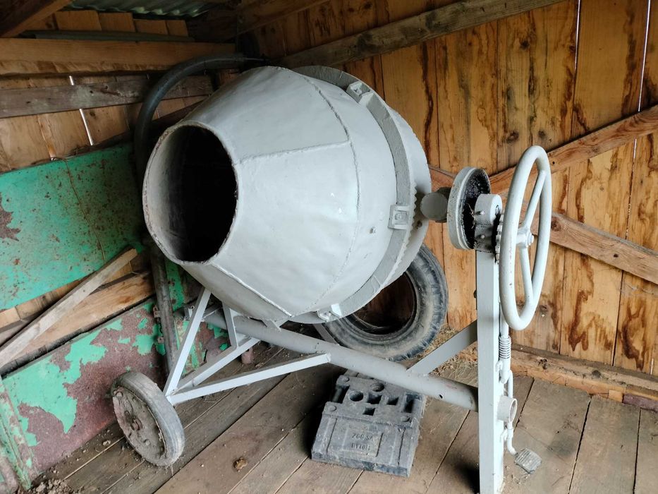 Duża betoniarka budowlana