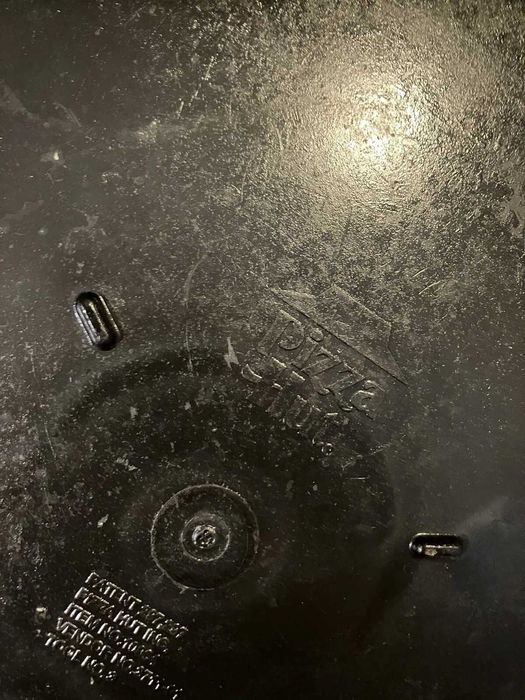 A forma original de pizza grande de 35 cm da Pizza Hut, com orifícios