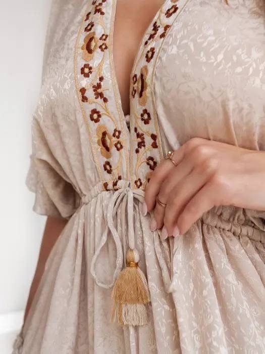 Sukienka w stylu boho beżowa