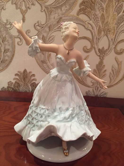 Продам антикварную фарфоровую статуэтку Германия