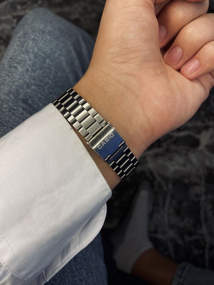 Зелений класичний годинник Casio