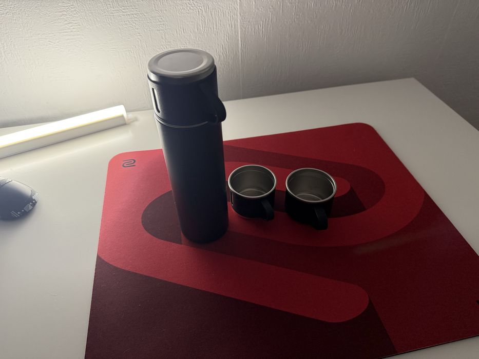 Zestaw termos + 3 kubki