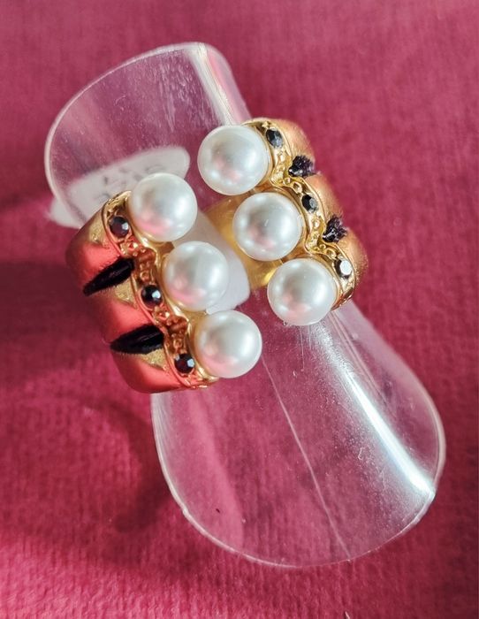 Anel dourado e preto, em aço, com 6 pérolas e 6 pedrinhas pretas. T17