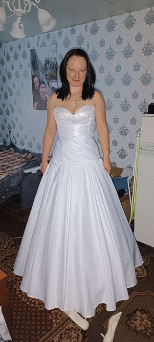 Продам весільну сукню и туфлі розмір 34.