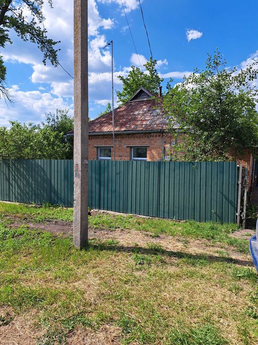 Житловий будинок з меблею та побутовою технікою.