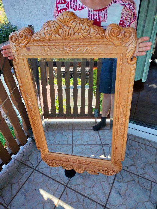 Stylowe lustro grawerowane z ręcznie rzeźbioną ramą ozdobną.