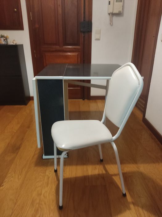 Mesa extensível com 4 cadeiras