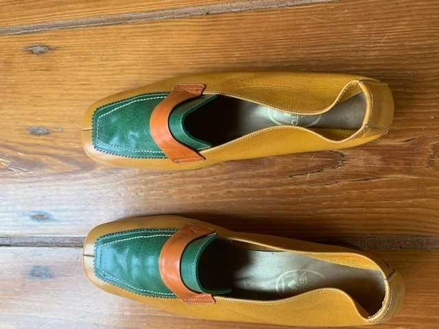 Sapatos verdes e amarelos
