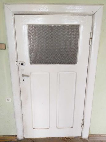 Stare drzwi drewniane z futryną