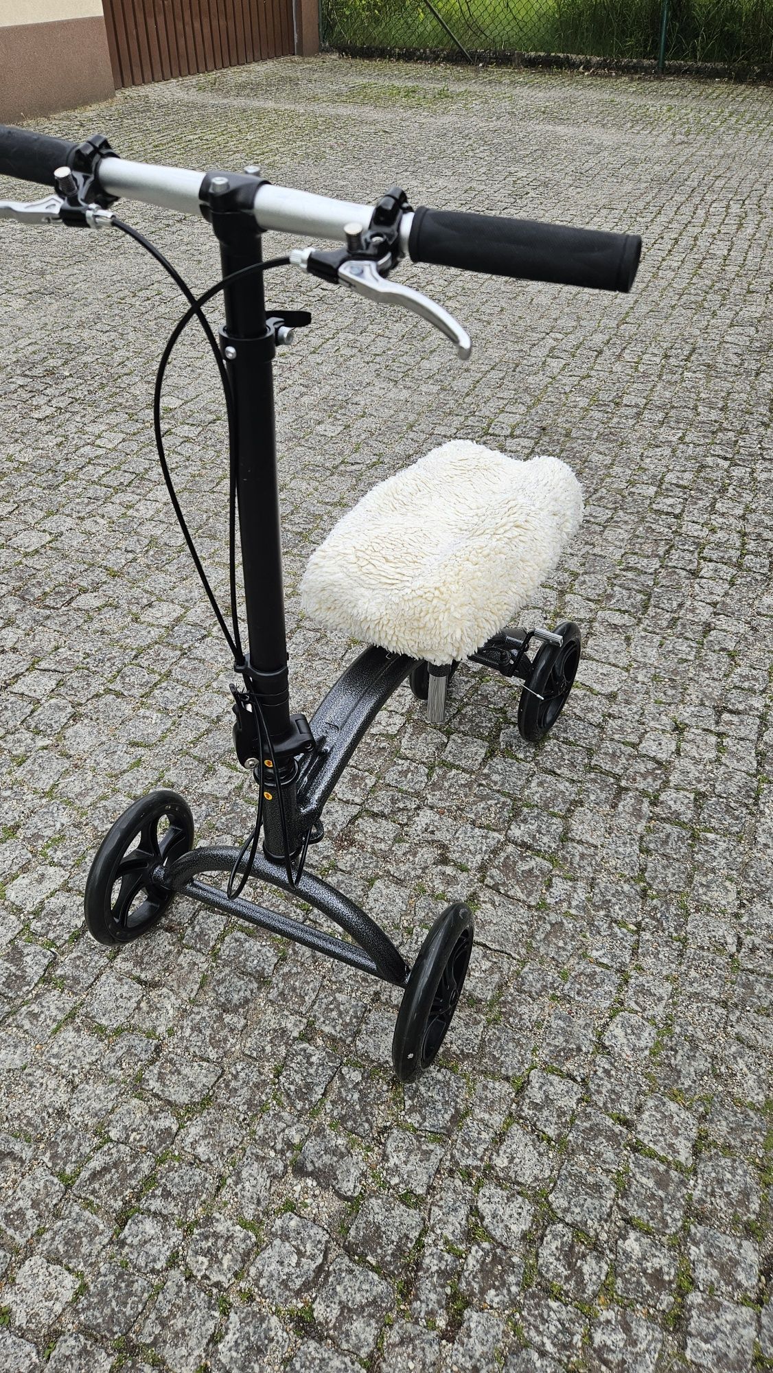 Hulajnoga rehabilitacyjna, jeździk po zerwanym ścięgnie achillesa