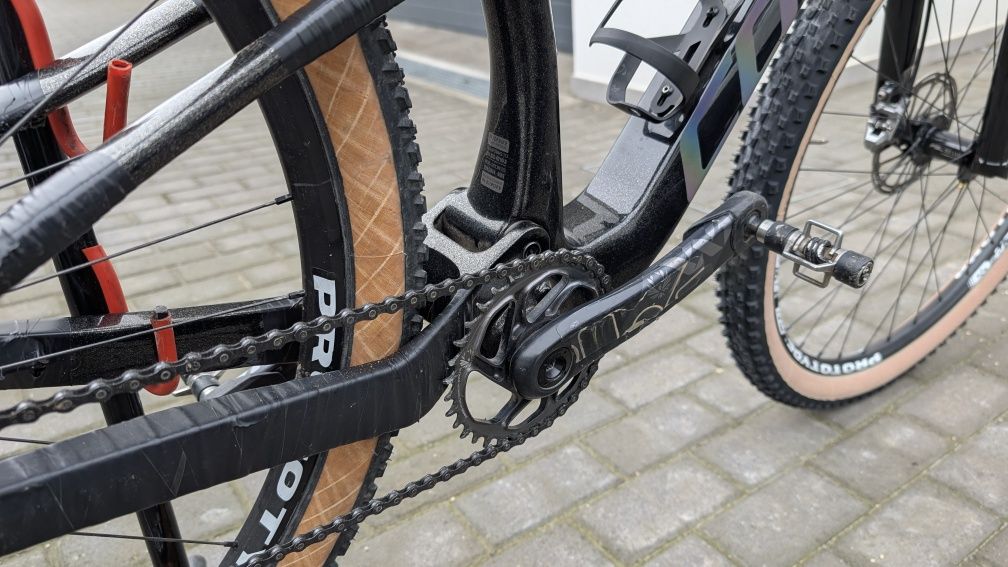Mazda cx 5 com oferta de bicicleta carbono BTT e suporte