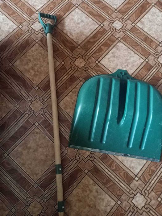 Лопата для прибирання снігу