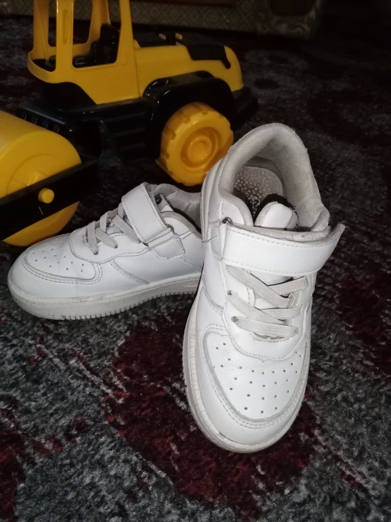 Дитячі білі  кросівки