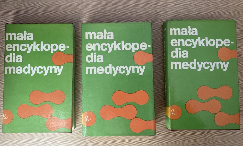 Trzy tomy Małej Encyklopedii Medycyny