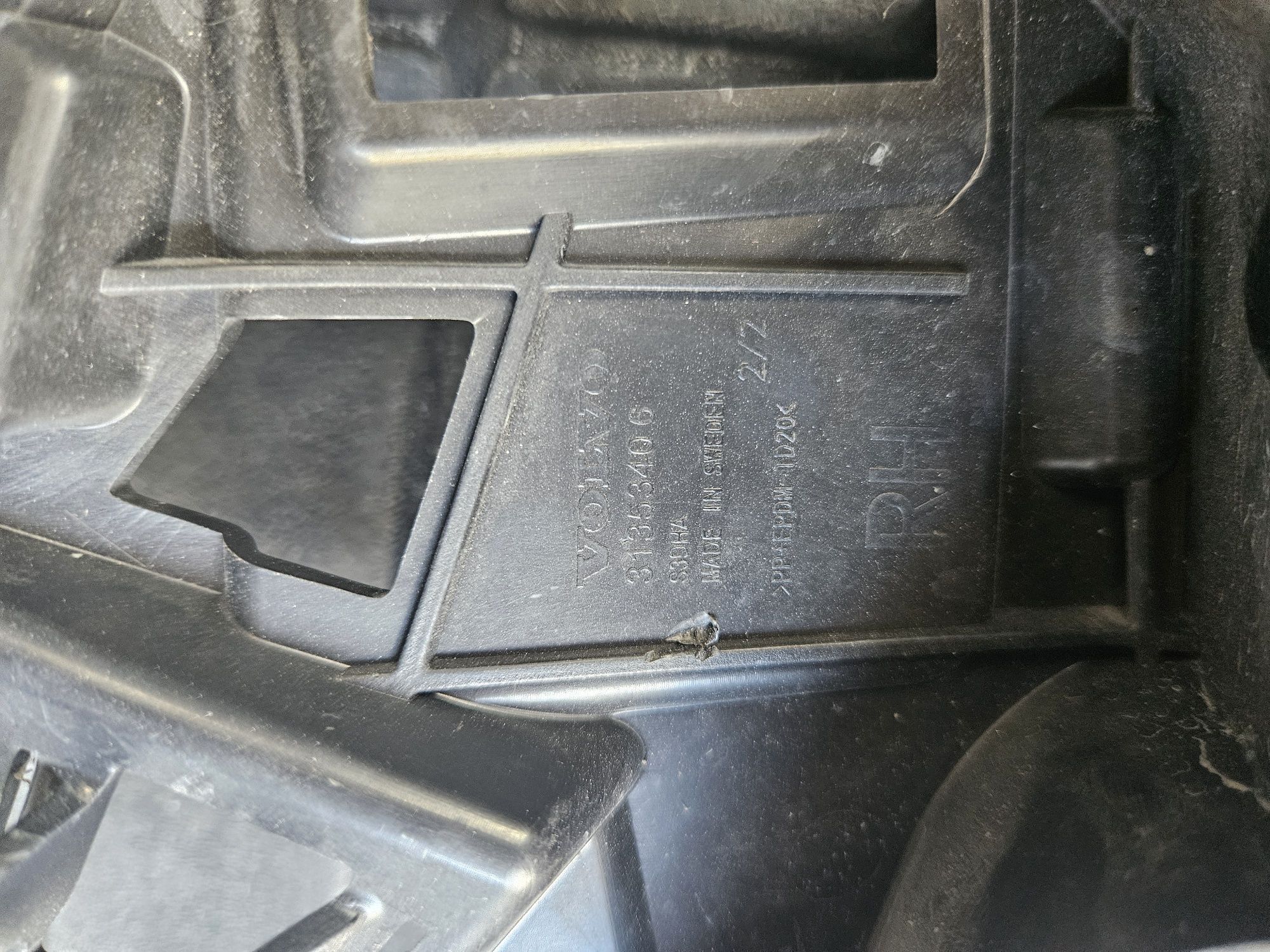 Кронштейн бампера правый volvo 31353406