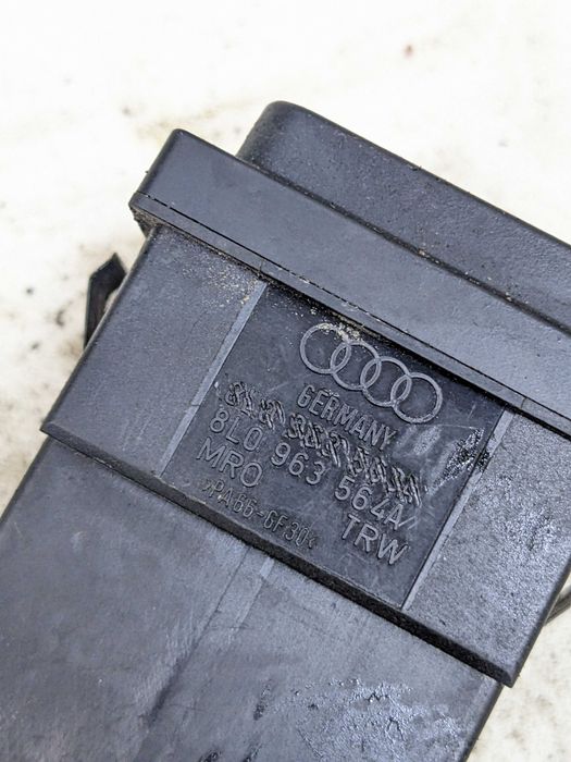 Audi A3 8L Przełącznik Włącznik Grzania Podgrzewania Fotela