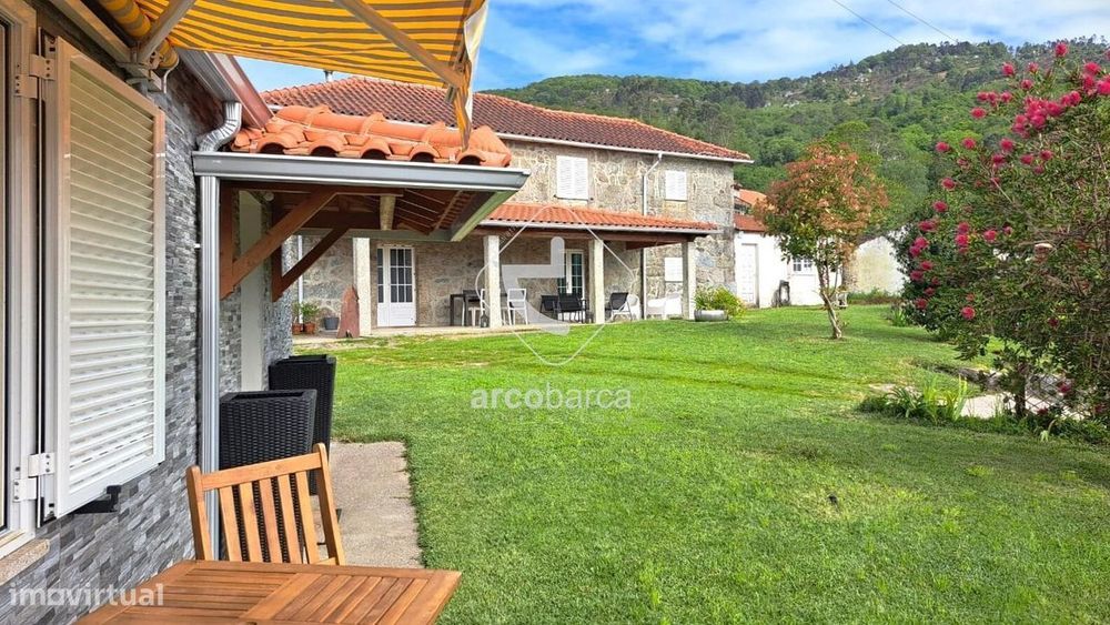 Moradia T3+T1 com logradouro+anexo arrumos e garagem, Bico, Paredes de