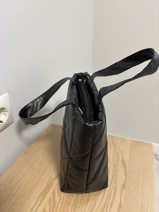 Сумка неймовірно міцна, матеріал не тріскається не стирається.