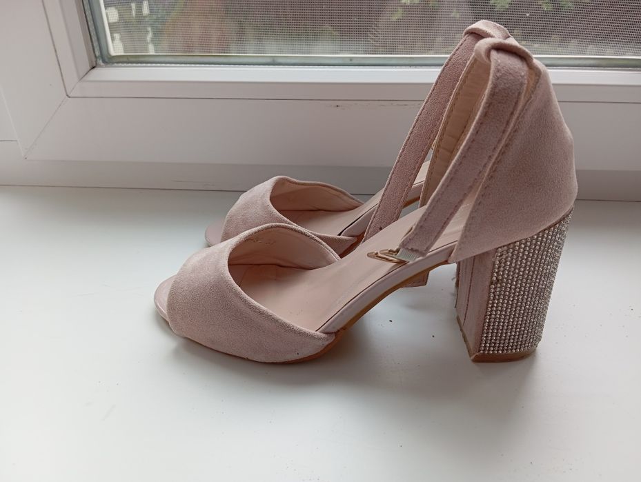 Босоніжки замш в гарному стані