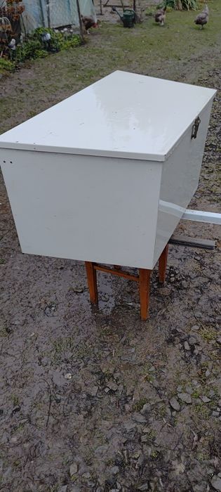 Skrzynia zewnętrzna do przyczepy kempingowej