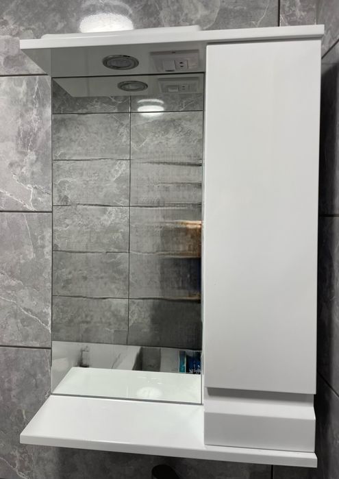 Дзеркало з тумбою