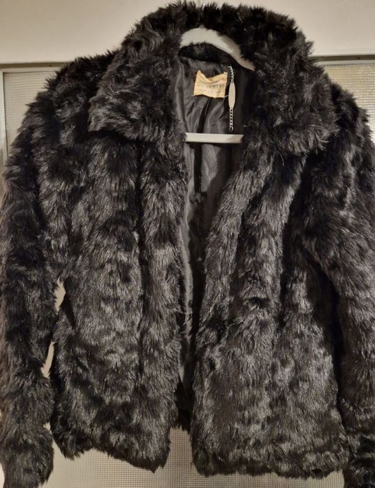 Sinsay krótkie czarne sztuczne futerko zapinane na haftki, 36 S