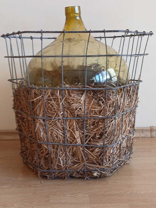 Gąsior do wina szklany balon w metalowym koszu