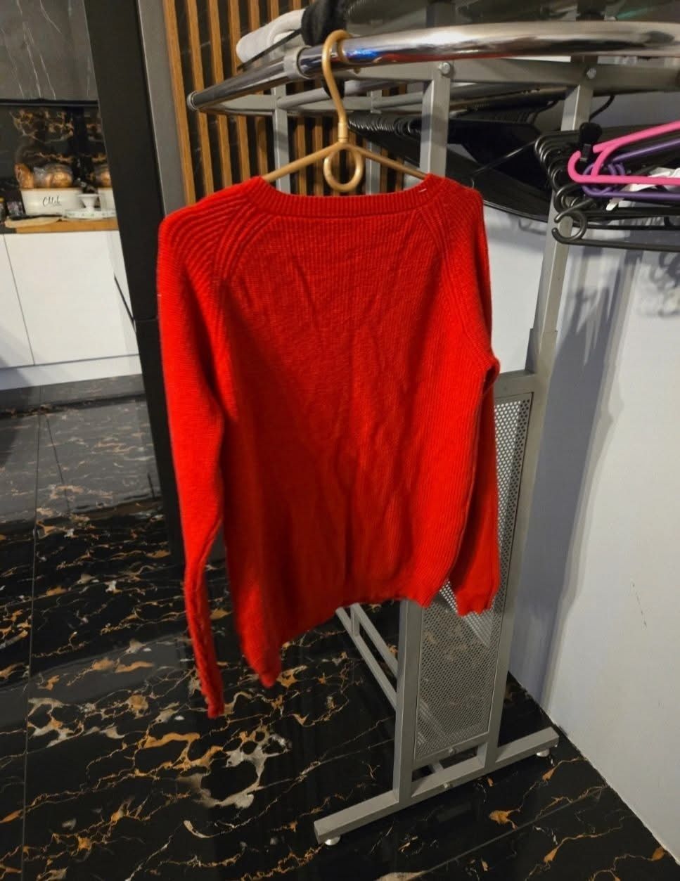 Sweter r.L/xl
Dł.całkowita 61cm
Szer.od paszki do paszki 56cm