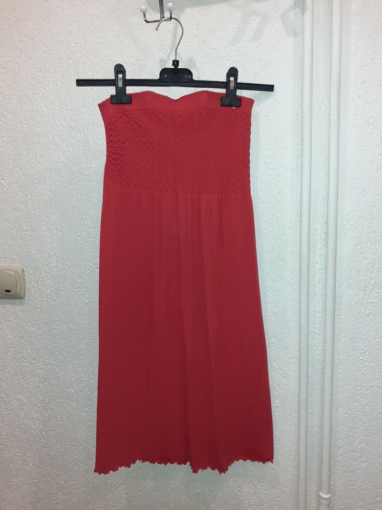 Czerwona sukienka bez ramiączek
