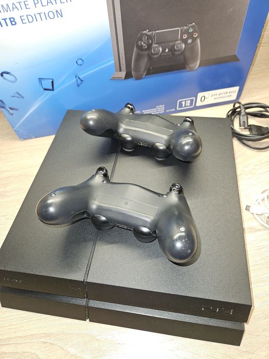 Sony Playstation 4 1Tb CUH-1208B, 2шт геймпади+ гра Assassin's Creed