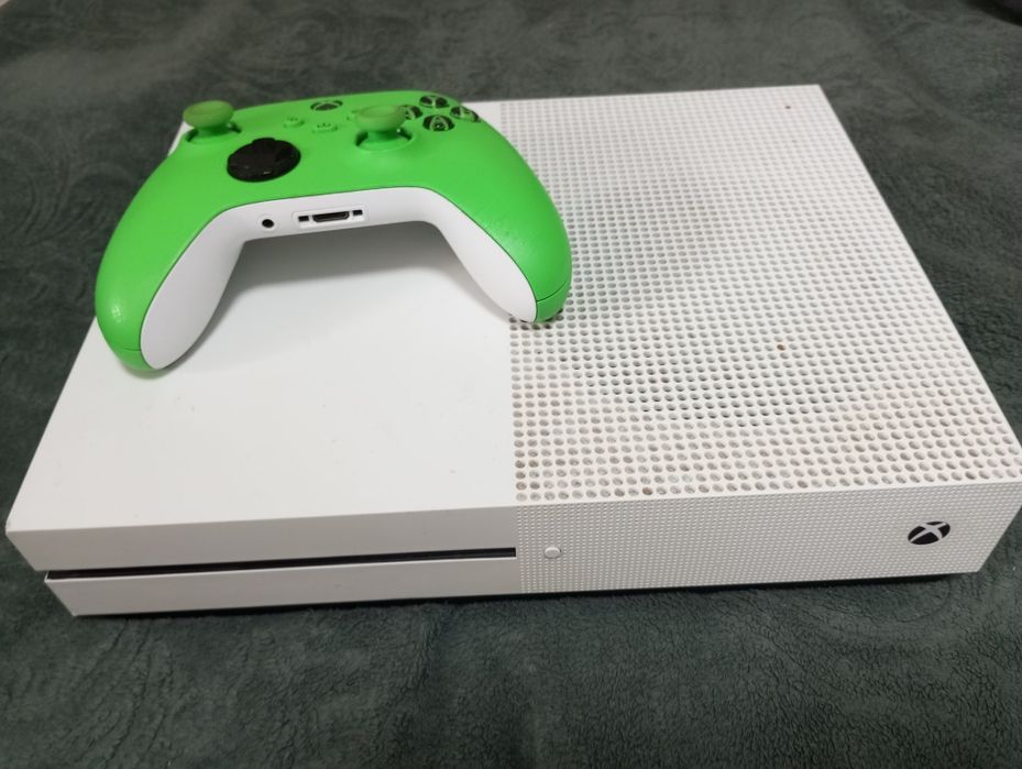 Продам XBOX one s 1 tb