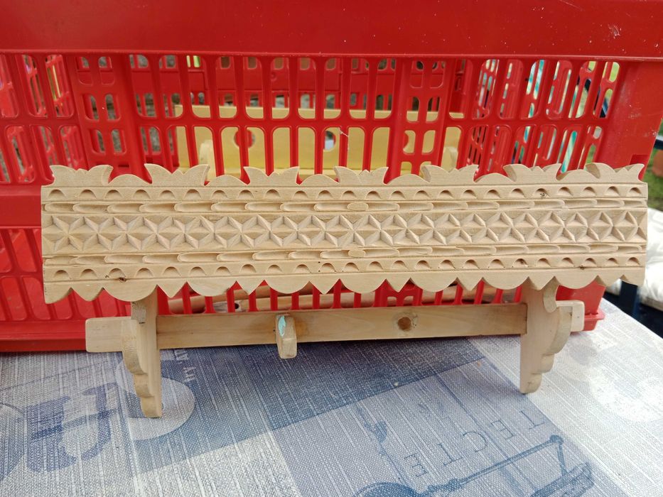 Rzeźbiona ręcznie dekoracyjna półeczka