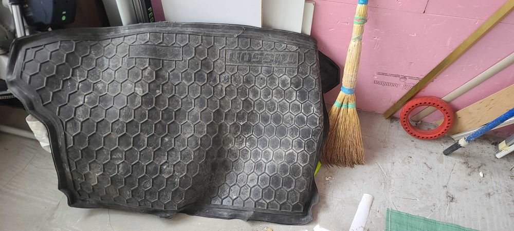 Коврик в багажник Tucson 2004-2012гг и один под ноги.