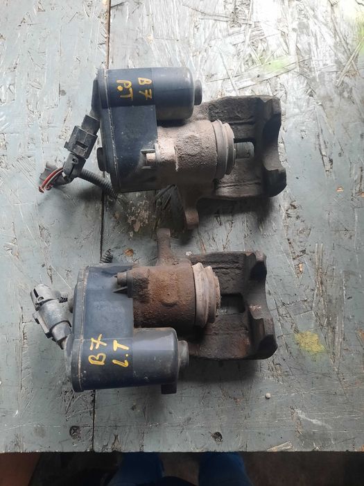 Zacisk hamulcowy tył tylny Volkswagen Passat B7 2.0 TDI