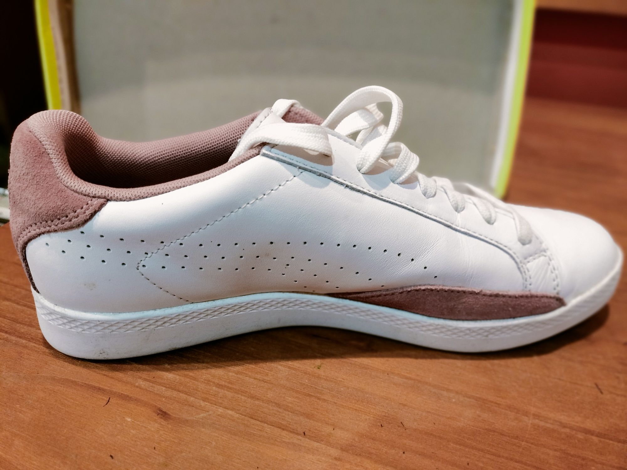 Ténis Puma rosa e brancos