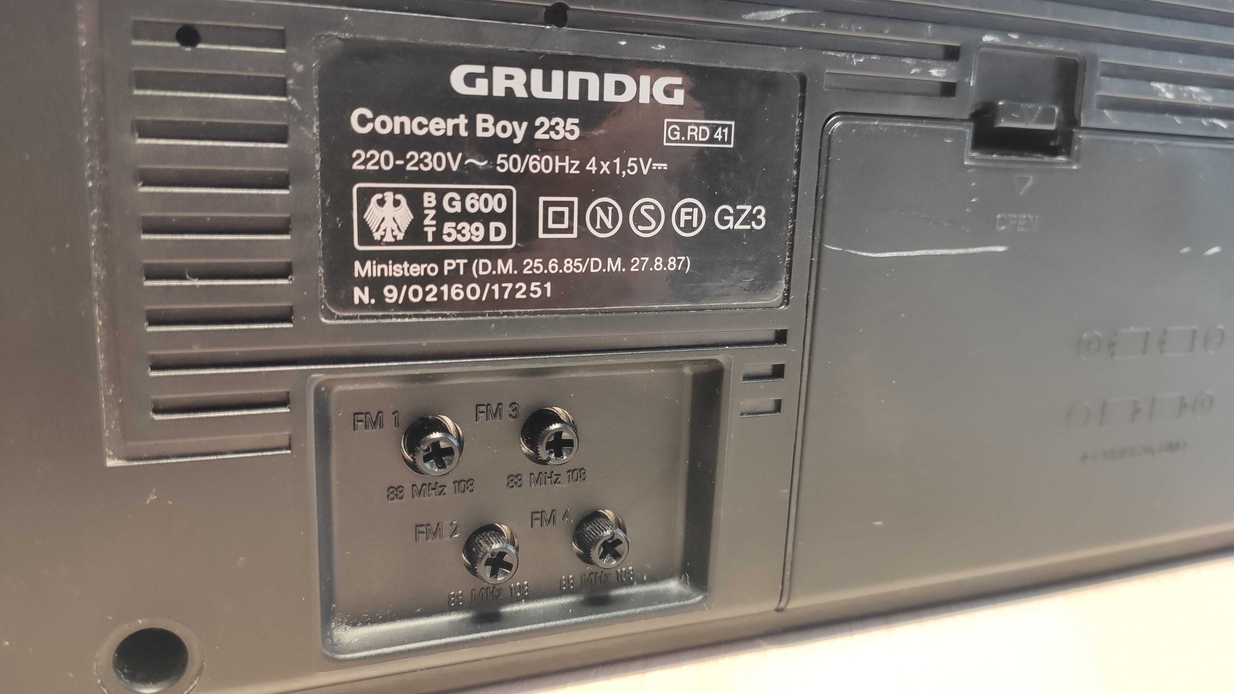 Радиоприемник GRUNDIG Concert Boy 235