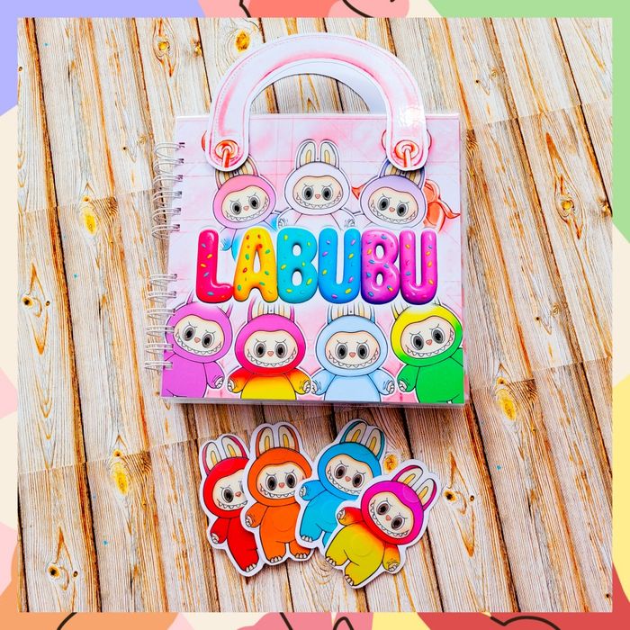 Książka na rzepy Labubu torebka. Lamibook