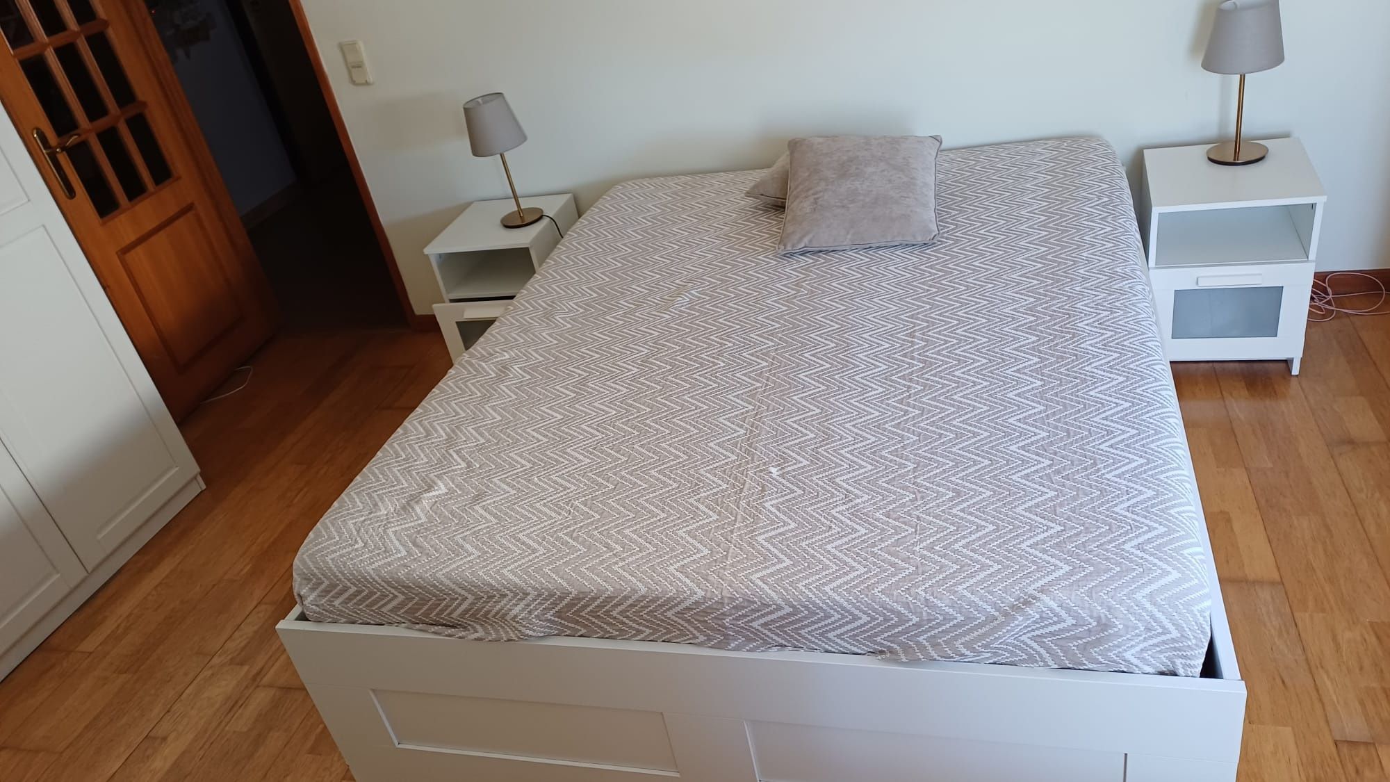 cama de casal,, com arrumação  e 2 mesas de cabeceira BRIMNES