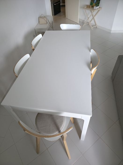 Vendo mesa e cadeiras