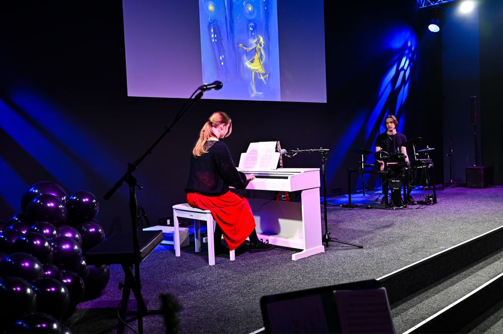 Заняття на фортепіано, гітарі, барабанах та вокалу. Музична школа