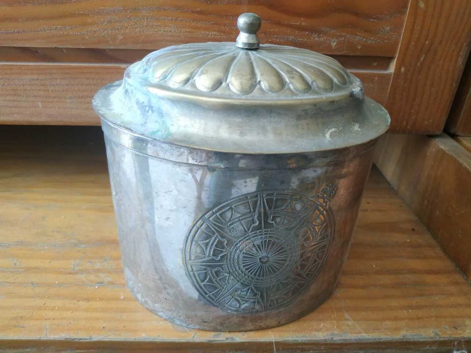 Várias peças decorativas antigas em estanho e outros metais