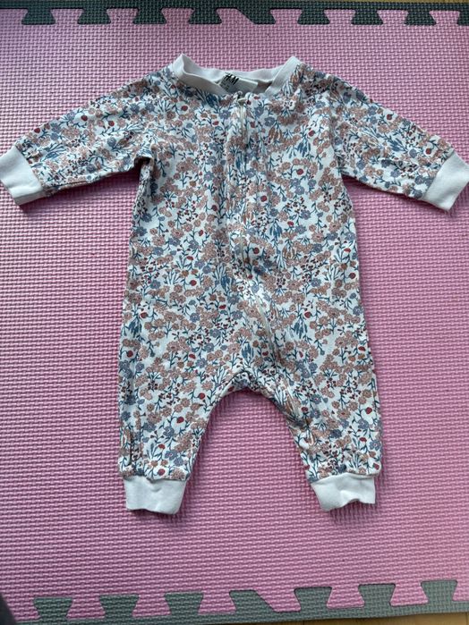 Pajacyk H&M 56 (1–2 mies.) – kwiatowy wzór