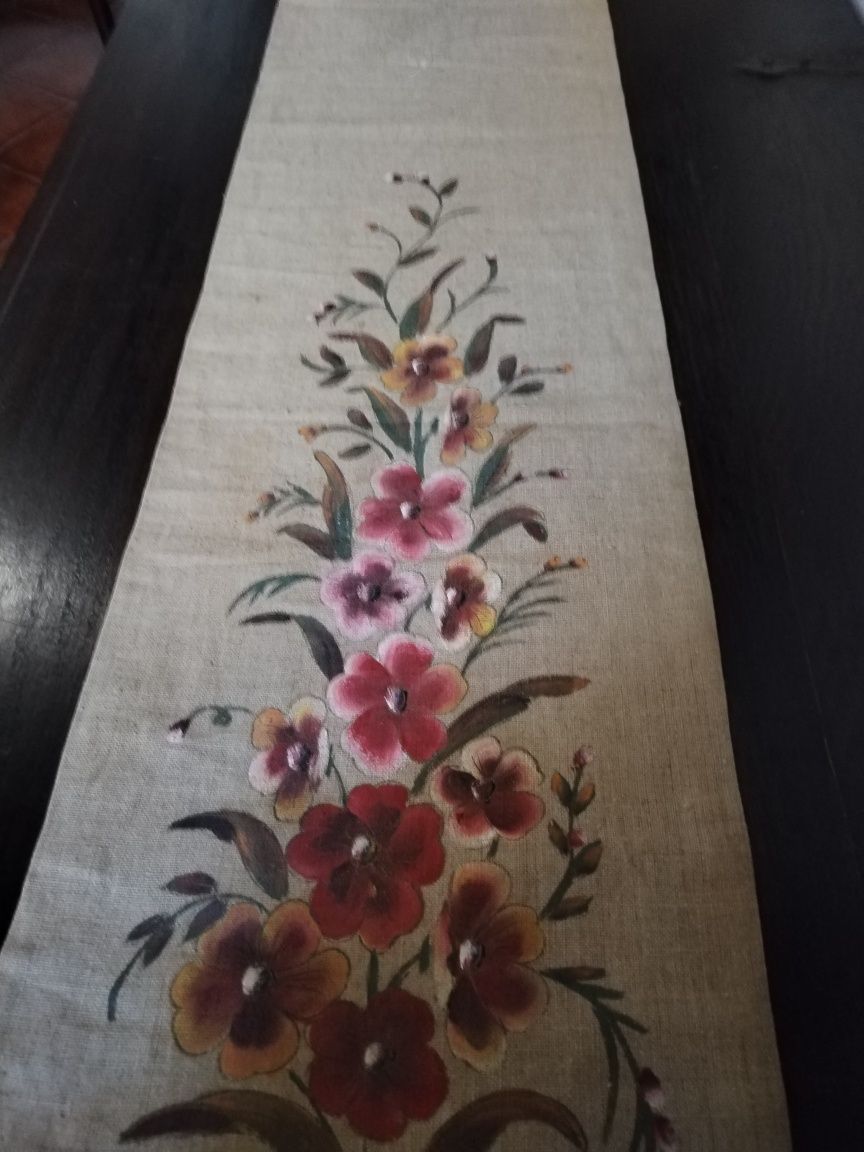 Caminho de mesa pintado