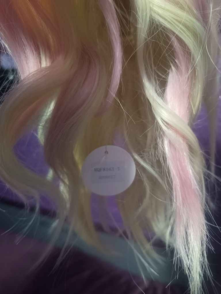Парик блондинка с розовыми прядями