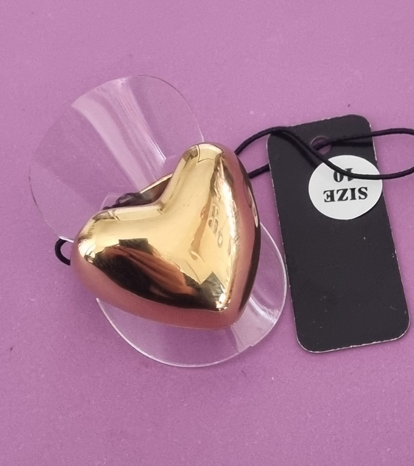 Anel dourado, em aço, em forma de coração. T20