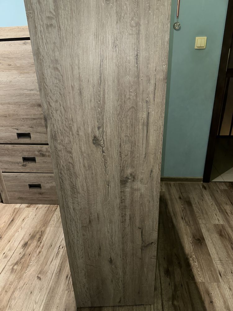 Szafki 66,5 × 138 × 40 cm – pojemne i w świetnym stanie!