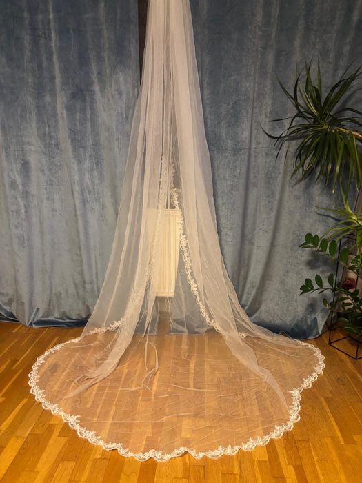 Suknia ślubna z welonem