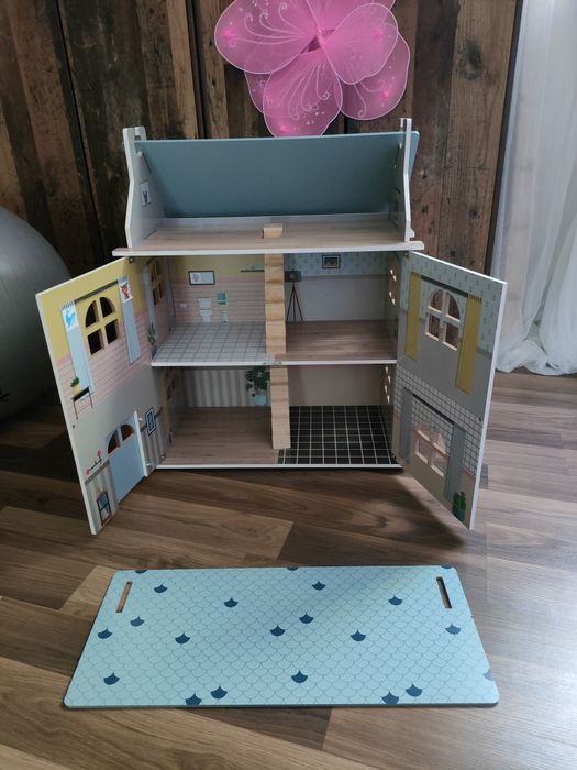 Duży drewniany domek dla dzieci