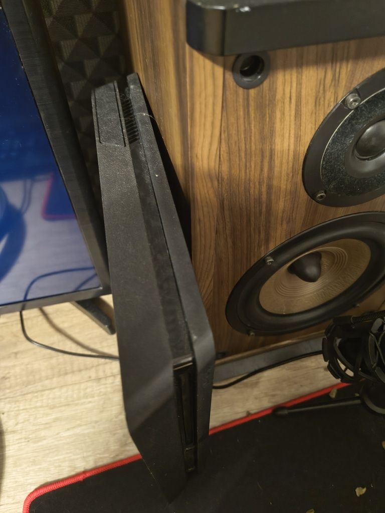 PlayStation 4 z grami i dwoma padami z czego jeden uszkodzony