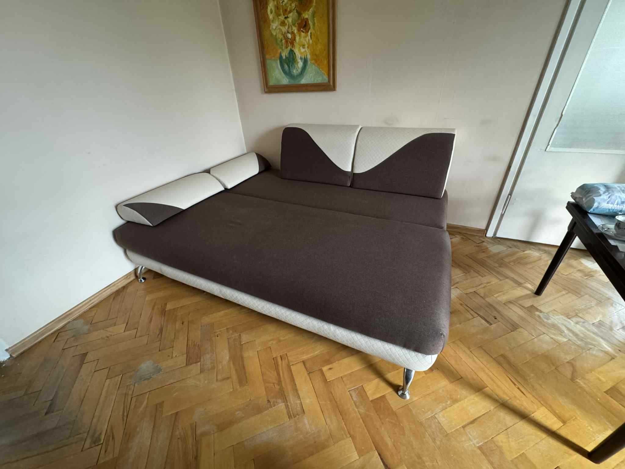 Sofa rozkładana z pojemnikiem na pościel